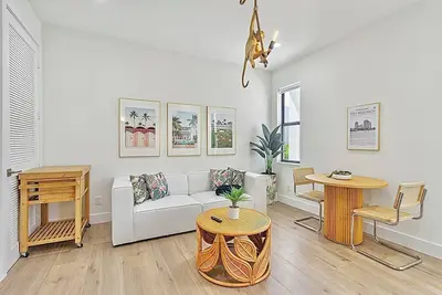 Image de New 1br/ 1. 5ba Designer’s Palm Beach 2-Story Cottage