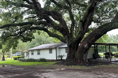 Image de Enjoy the peaceful outdoors in this newly remodeled home on 5 acres