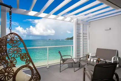 Image de Plage de Grand Case   vue mer    refait à neuf