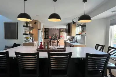 Image de Plenty of room for all! Three floors of comfort and an entertaining backyard