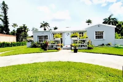Image de Charming centrally located 2-bedroom house with oversized backyard and gazebo.