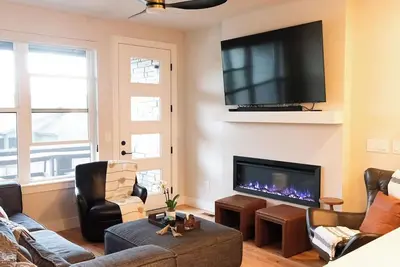 Image de Brand New 4 bedroom luxury townhome, private hot tub, great views, 2 car garage