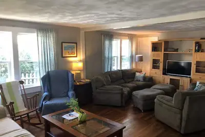 Image de Next door to the Dome and Wave pool outdoor tiki bar with Dome in sight!