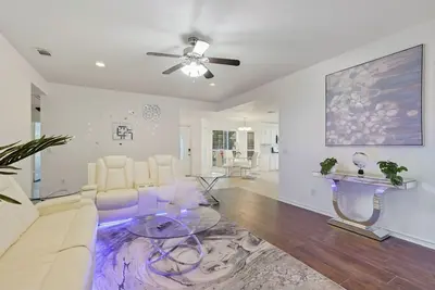 Image de Trusted Luxury home in a high end neighborhood