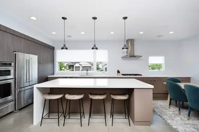 Modern Back 9 Retreat, Walk to Golf, Double Shower