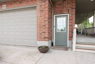 Image de Family and pet friendly, stylish private suite in a calm and clean neighbourhood