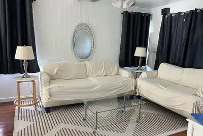 Image de 2-1 Kemah Cottage - King Bed, Backyard & Porch