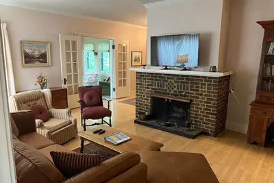 Image de Antique Charm by Hospital and Parks