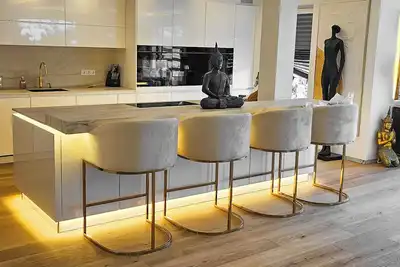 Image de 170m² Luxurious City Home + Pool + Garden + Koi Pond + Kids Playground + Kitchen