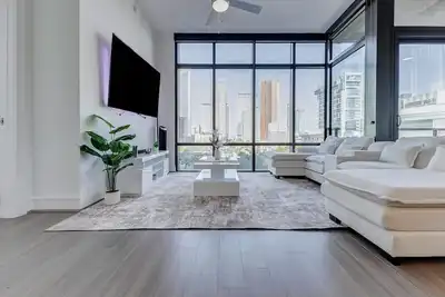 Image de Skyline Bliss - Luxury Stay by Toyota Center