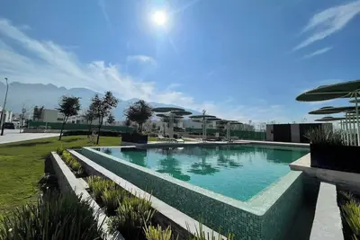 Image de Maison moderne avec piscine, jardin et sécurité 24h/24 et 7j/7