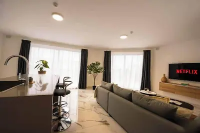 Image de Exclusive Corner Penthouse with Terrace – by HostMT