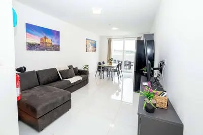 Image de New Luxury 2br Apt + Balcony – by HostMT