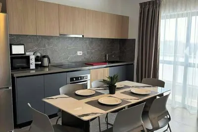 Image de Coastal Comfort Apartment – by HostMT