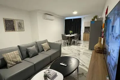 Image de Modern Cozy 2 Bed Apt + Balcony – by HostMT