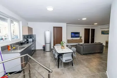 Image de Stylish 2 Bed Maisonette – by HostMT