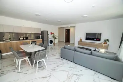 Image de Stylish 2-Bedroom Corner Apartment – by HostMT