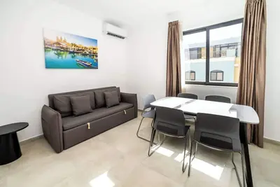 Image de Bright Triple Studio Apartment with Balcony by HostMT