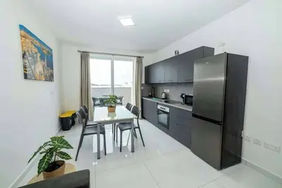 Image de Spacious 2br Apartment with Terrace – by HostMT