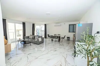 Image de Stylish 2-Bed Corner Apartment - By HostMT