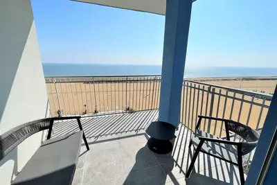 Image de Appartement moderne en bord de mer avec vue imprenable