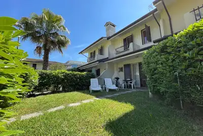 Image de Villa spacieuse avec jardin et piscine