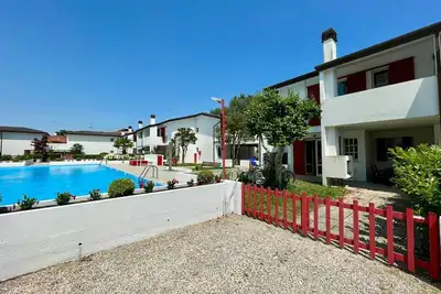 Image de Maison mitoyenne avec jardin et piscine