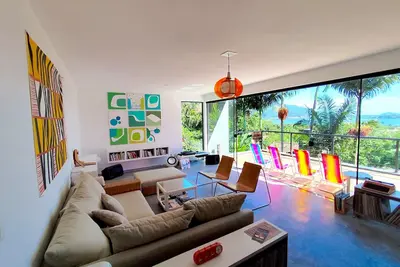 Image de Modernist Home with Panoramic Lagoon Views