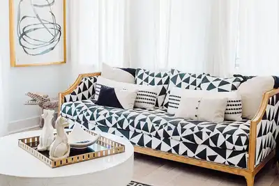 Image de Discover Ponce Hideaway—an elegant 2br, 2. 5ba retreat in Midtown Atlanta. Modern-eclectic design, gold accents, and jewel tones set the scene. Enjoy a private patio, full kitchen, washer/dryer, & walkable access to Ponce City Market and Piedmont Park