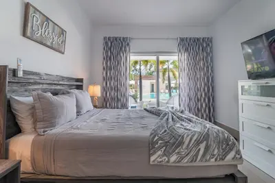 Image de Apartment steps from the beach and overlooking the pool