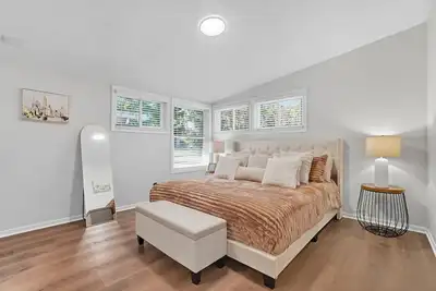 Image de Modern Rustic Retreat | 5 Min to Airport