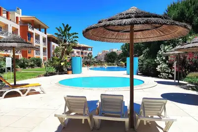 Image de Fabulous Sunny Pool&Garden Condo by BeCherish