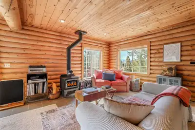 Image de 2br Truckee Cabin w/ Wood Fireplace/ Mnt Views/ Near Ski Resorts & Donner Lake