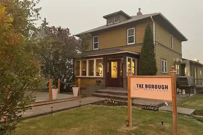 Image de Century home suite located above a 5 star restaurant, In the heart of downtown!