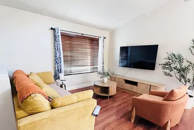 Image de Entire Bright & Cozy Home Midterm