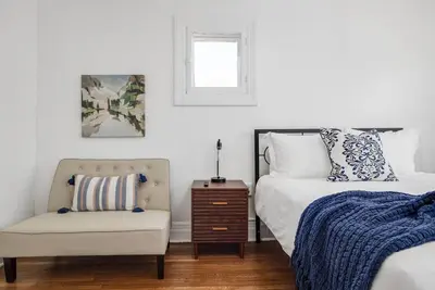 Image de Sleeps 10 - 7 Beds - Close to Dt - Budget Friendly