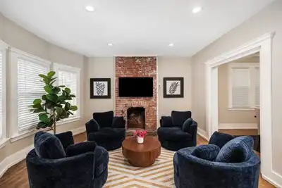 Image de Sleeps 16 - 1st Flr Bdrm - 9 Beds - 10 Mins to Dt