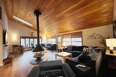 Image de Gorgeous Chalet near Mt Snow | Hot Tub • Game Room