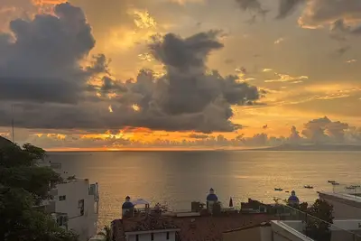 Image de Gorgeous 3 Bedroom Penthouse steps to Los Muertos Beach!