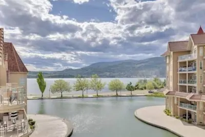 Image de Sunset Waterfront Resort 4, Luxury Lakeside, Lakeview 3 bed/2 bath Kelowna Condo