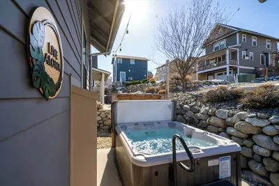 Image de Pvt Hot Tub, Family Friendly, Outdoor Games, Vineyard Park Home, Lookout Chelan