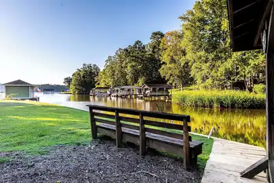 Image de Lakefront retreat with private dock & bunk room – perfect for families