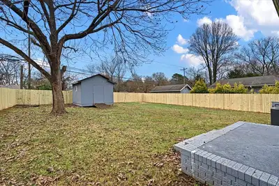 Image de Delightful Ranch style 3 bedroom/2 bath house with a huge fenced in backyard.