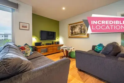 Image de ★Get Comfy on Frew St★ ✔Cbd✔Parking✔Wifi✔Nespresso