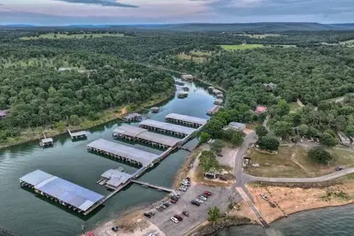 Image de 3-bedroom cabin at Sixshooter Marina