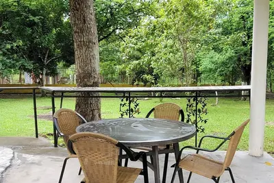 Image de coin cosy avec piscine à quelques minutes de la plage