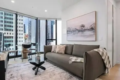 Image de Stunning Apt 100m fr Parkland w Views, Pool & Desk