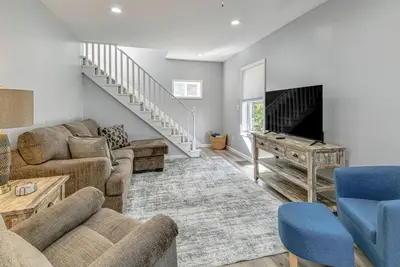 Image de Walk to Main Street! Updated Norwich Home