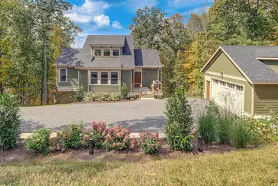 Image de Mtn Views & Spacious Deck! Modern Caldwell Getaway