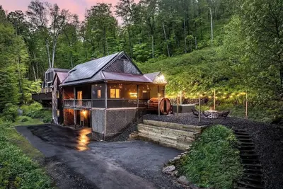 Image de Cedar Hill Lodge | 10 Min to Mt Snow w/Hot Tub